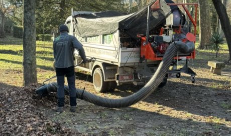 Opération d'aspiration des feuilles mortes dans un parc public à Carpentras